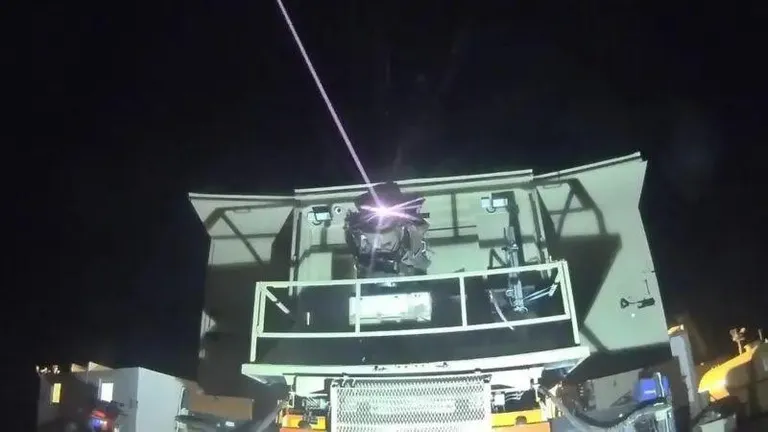 Израильская лазерная система Iron Beam должна быть принята на вооружение уже в 2025 году. Она может сбивать беспилотники, ракеты и даже минометные мины на высоте от 100 м до 2 км.