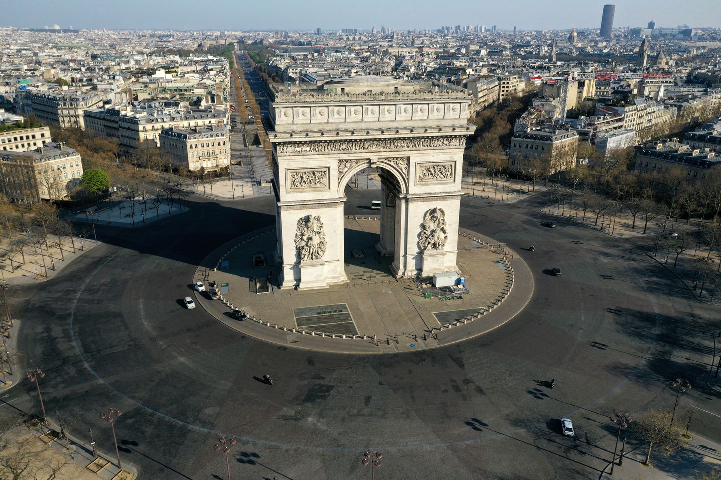 Droonifoto triumfikaarest Pariisis 1. aprill 2020.