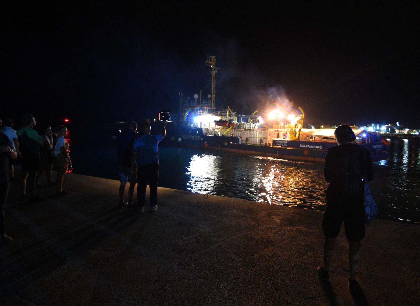 Sea-Watch 3 üritas randuda, kui alus rammis Lampedusa väikesaarel randudes Itaalia politsei mootorpaati.