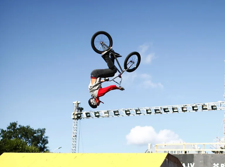 Eesti ekstreemsporditalendi, BMX-freestyleri Roomet Sääliku uljas õhulend hiljutisel Simple Summer Sessionil Riias / Arturs Pavlovs