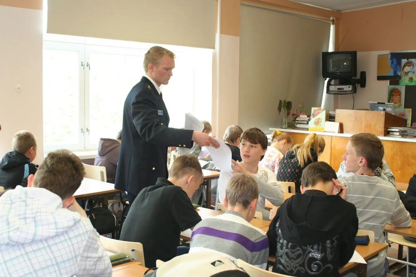 Politseikadett Dmitri Kalinin tutvustas Pärnu Vene gümnaasiumi 7. klassi õpilastele võimalikke Interneti kuritegevuse liike ja kaasnevaid ohtusid.
