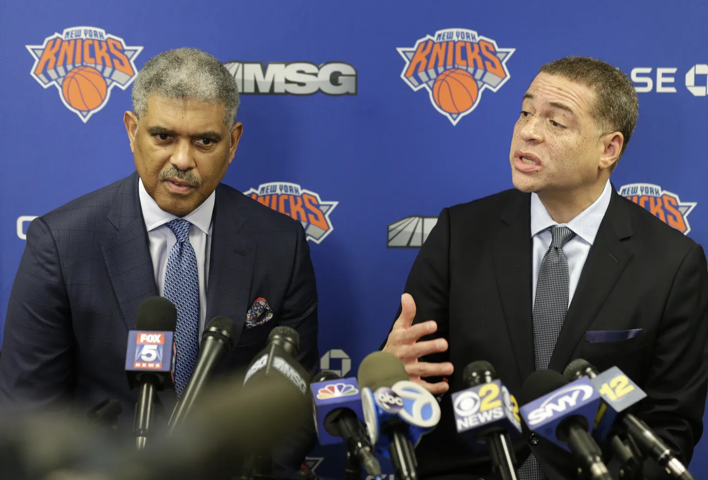 Ņujorkas "Knicks" prezidents Stīvs Milss (no kreisās).