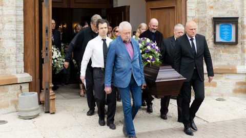 FOTOD ⟩ Ajakirjanik Teet Korsten saadeti Tallinna Kaarli kirikust viimsele teekonnale
