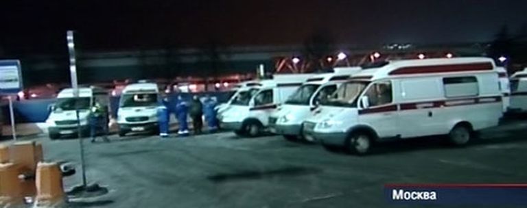 Ekrānšāviņš no Krievijas televīzijas kanāla NTV, kurā redzamas ātrās palīdzības automašīnas pie Maskavas Domodedovas lidostas. 24.janvāris 