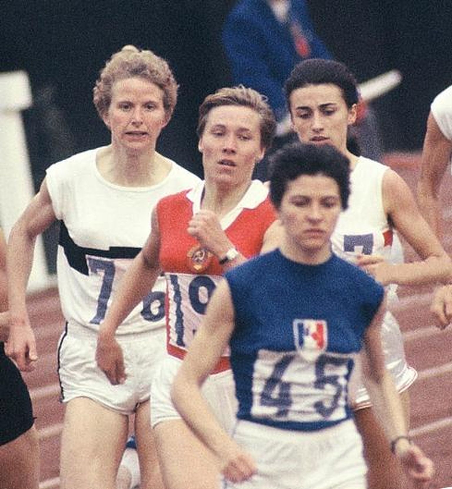 Laine Erik (punases särgis) on võidelnud end Tokyo olümpia 800 meetri finaaljooksu lõpukurvis prantslannast favoriidi Maryvonne Dupureuri järel teisele kohale.