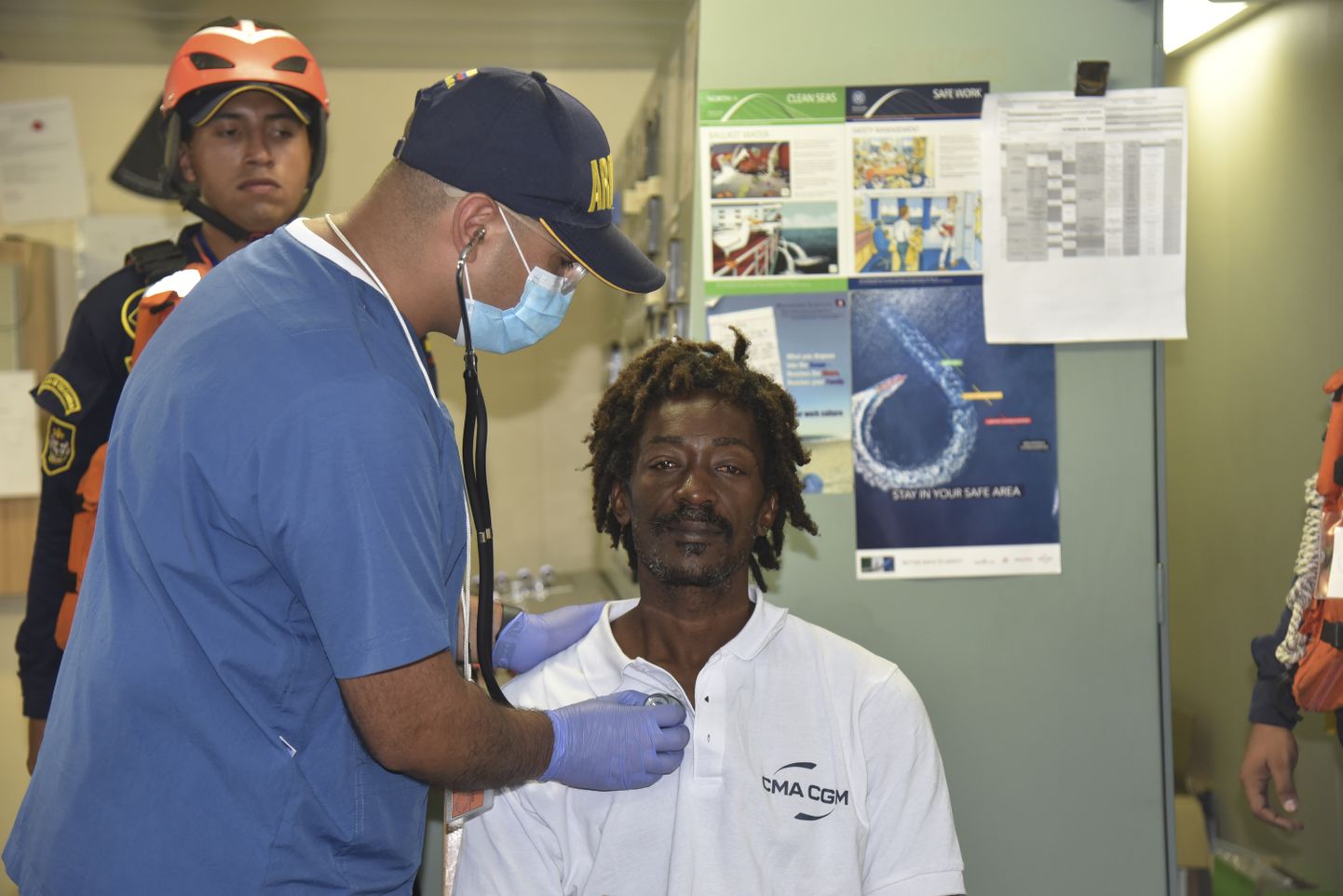 Arst kontrollib merehädast päästetud Elvis Francois’ tervist kaubalaeva pardal Colombia Cartagena sadamas.