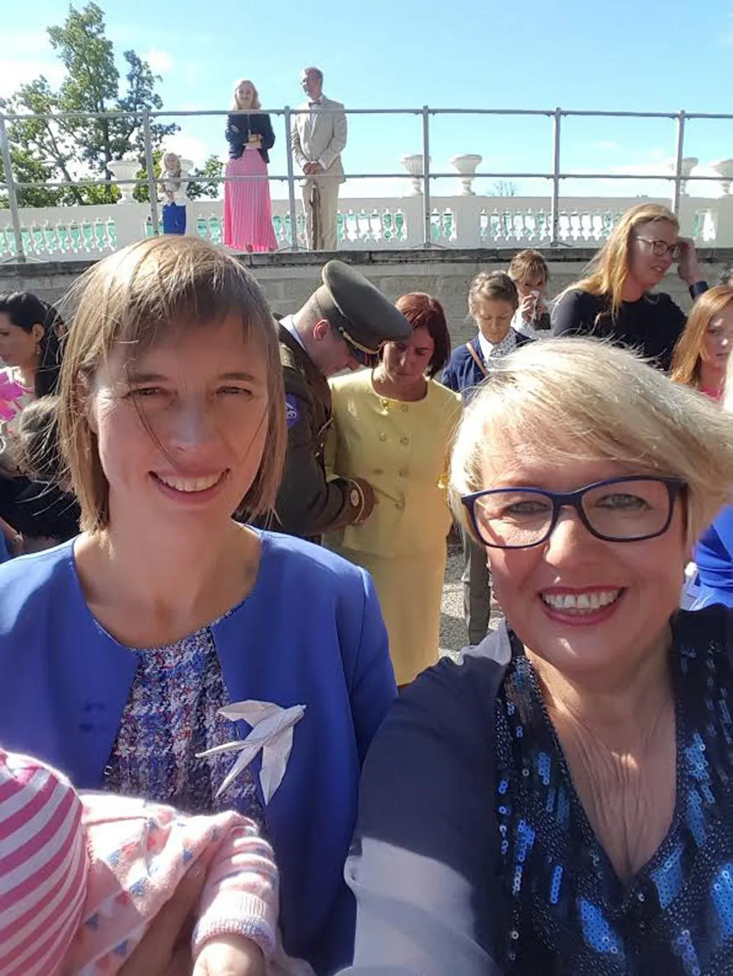 Tubli õppurina president Kersti Kaljulaidi vastuvõtul käinud Maire Raidvere (paremal) tegi samal päeval sünnipäeva pidanud lapselapse palvel presidendiga foto.