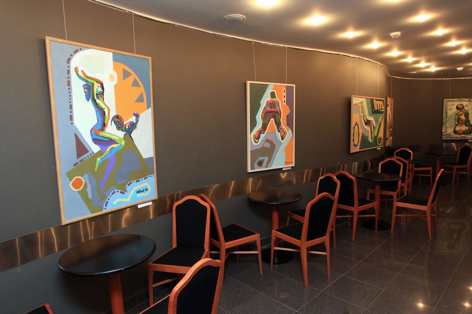 Robert Suvi maale saab vaadata kontserdimaja kahel korrusel. Esimese korruse väljapanekus on tema aktid.