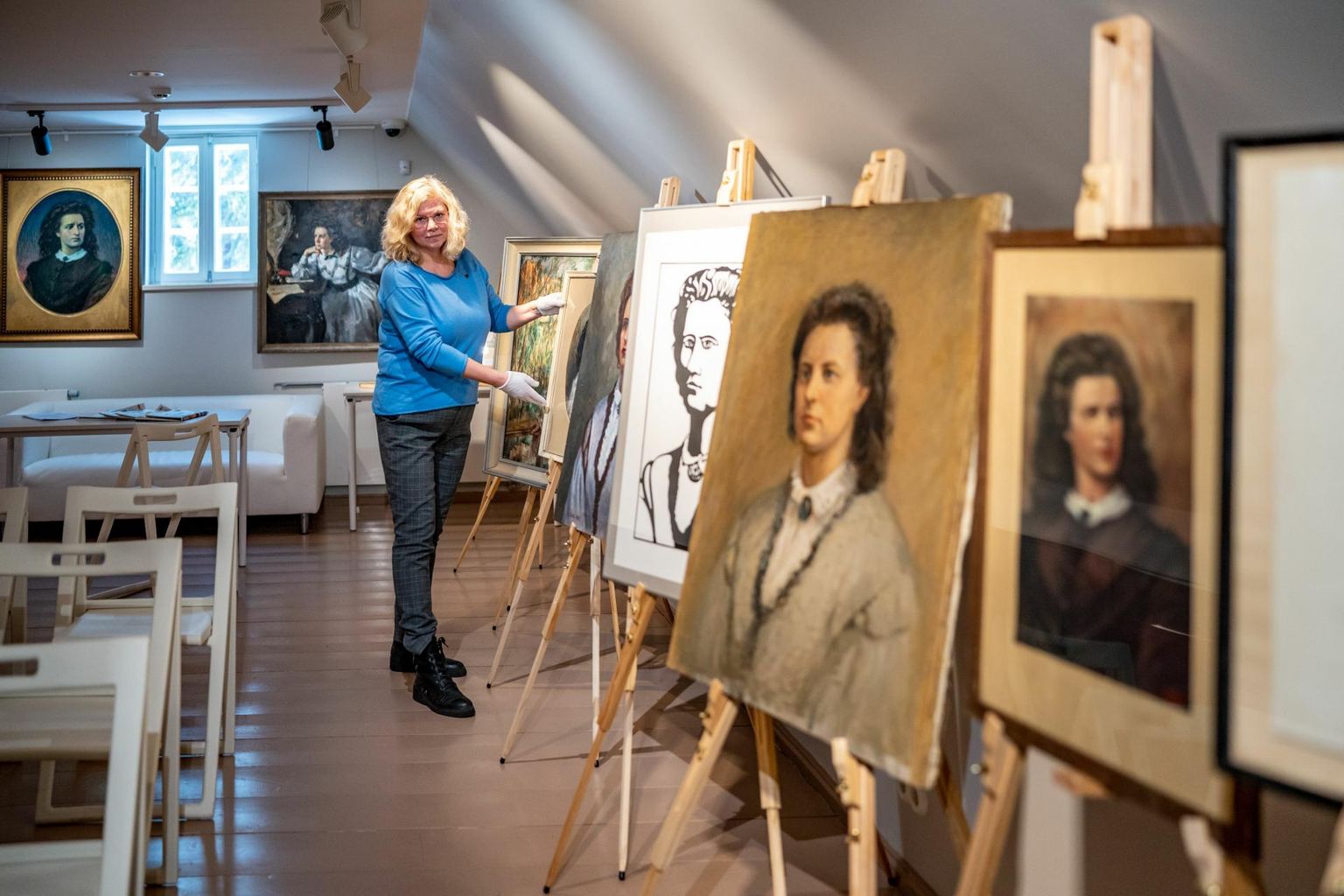 Pärnu muuseumi kunstikogus hoiul olevaid teoseid tutvustas peavarahoidja Piret Pedanik.
