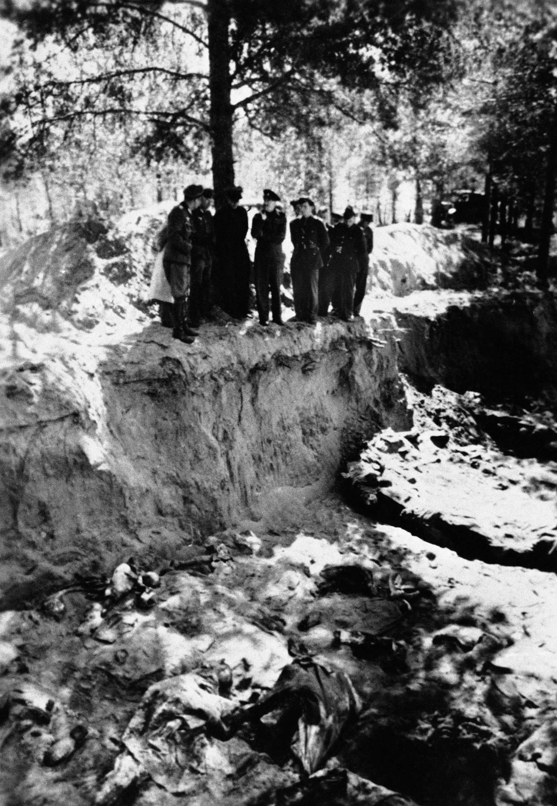 1943. aastal lahti kaevatud Katõni veresauna ohvriks langenud poolakate massihaud Smolenski metsas.