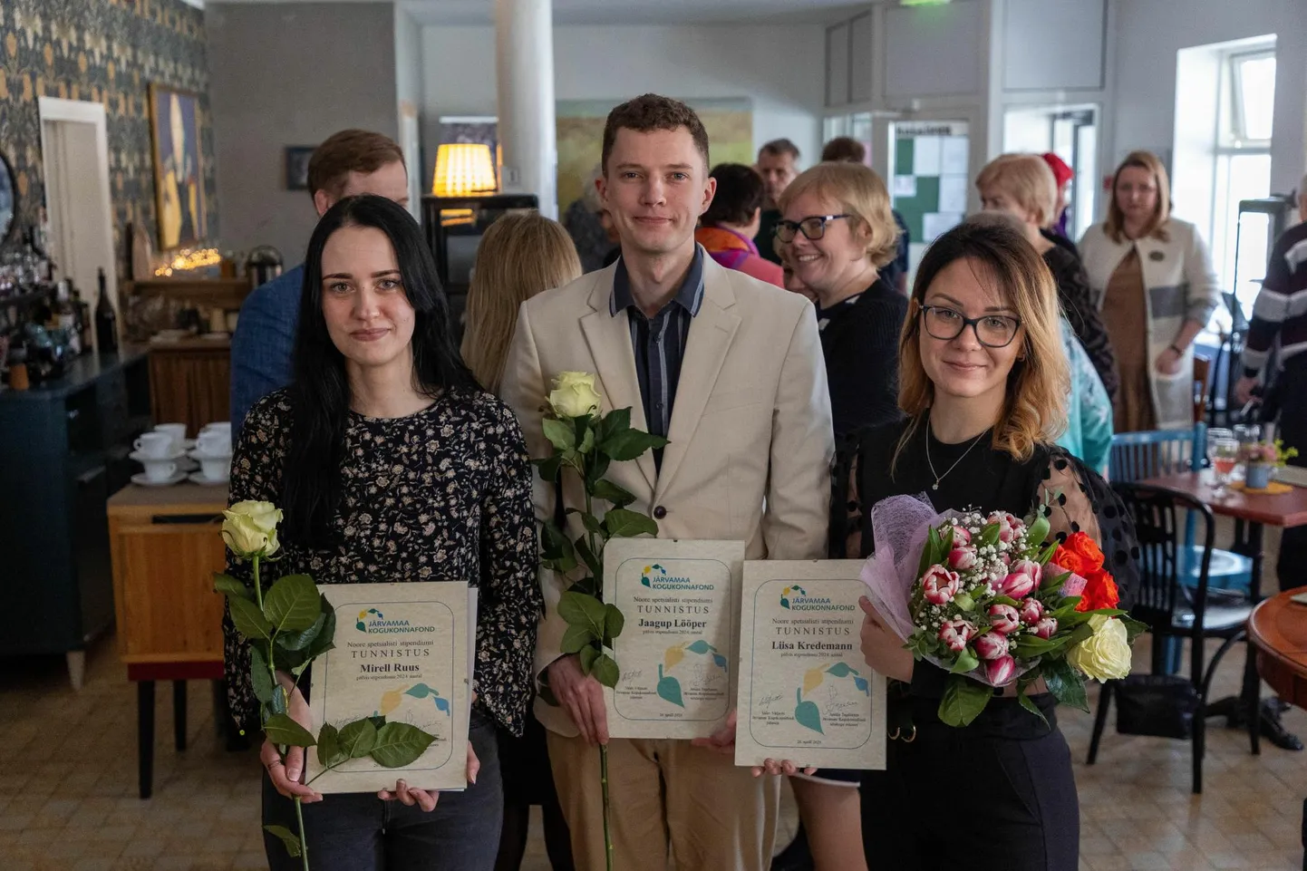 Järvamaa kogukonnafondi noore spetsialisti stipendiaadid Mirell Ruus (vasakult), Jaagup Lööper ja Liisa Kredemann innustavad ka teisi noori Järvamaale tööle tulema.