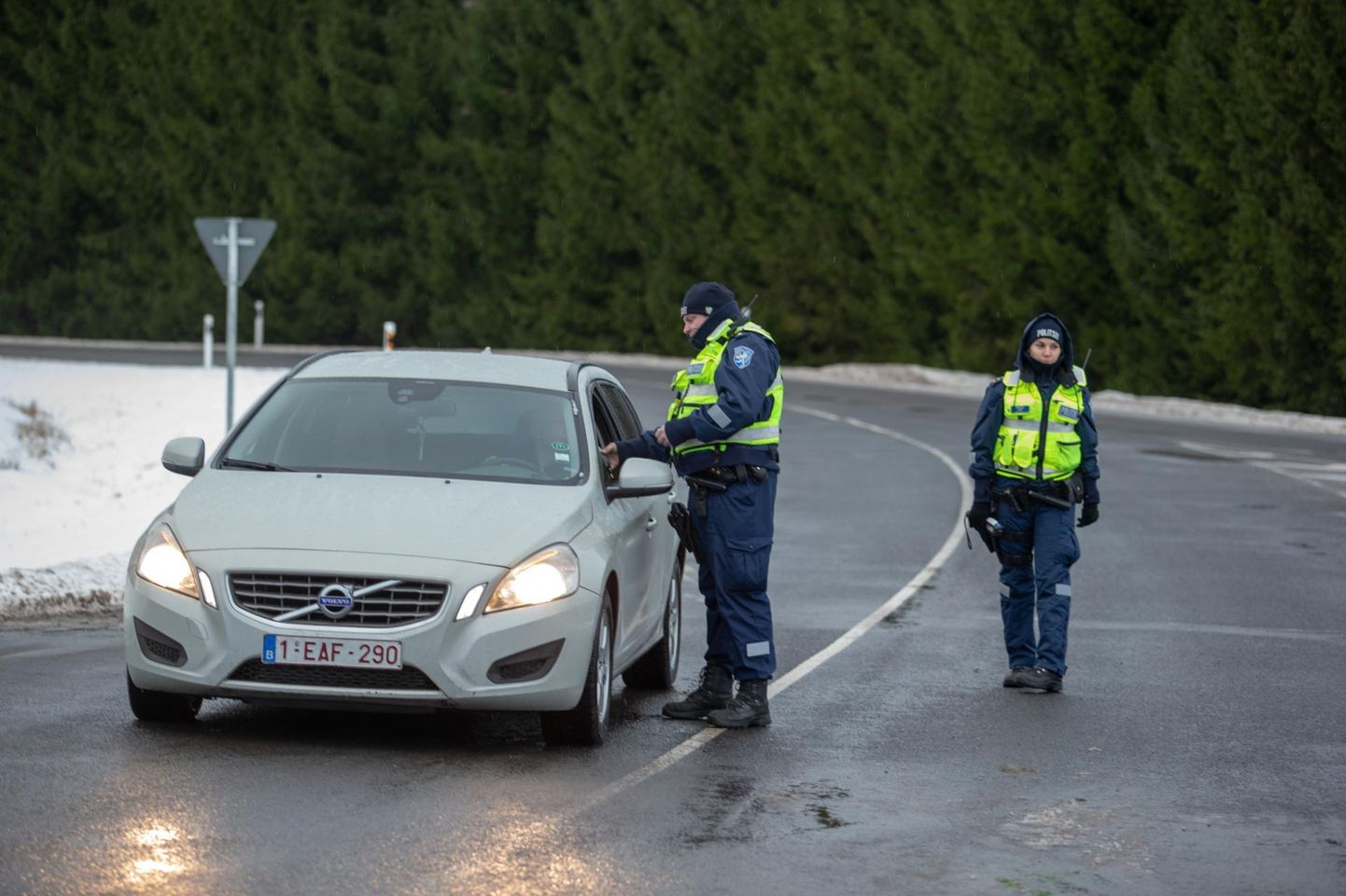 11 politseinikku ja üks abipolitseinik kontrollisid eile Pärnumaal üle 1300 autojuhi kainust ja tabasid reidi käigus kolm roolijoodikut.