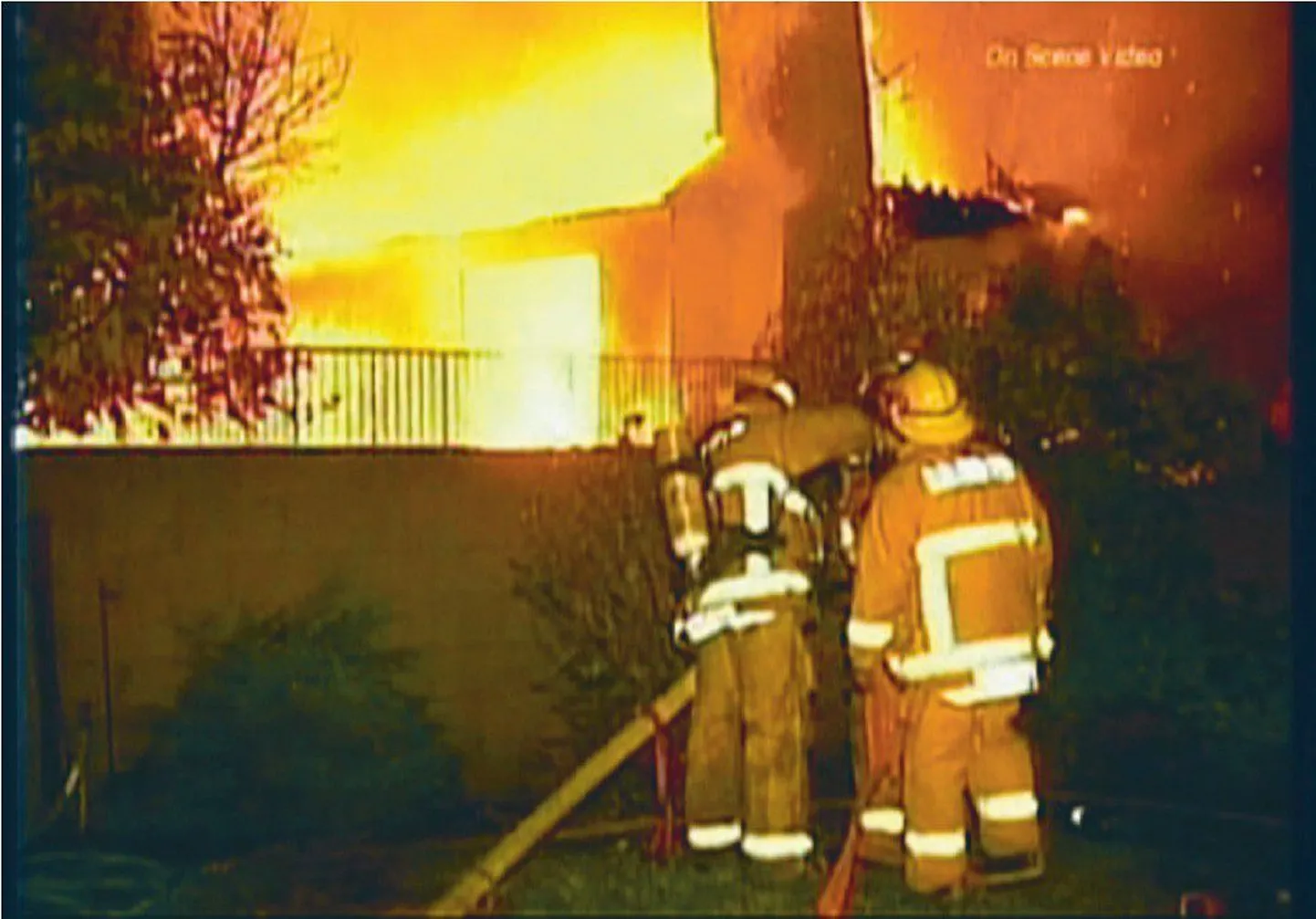 Tuletõrjujad öösel vastu neljapäeva Los Angelese lähedal Covina linnakeses Bruce Pardo süüdatud maja kustutamas.