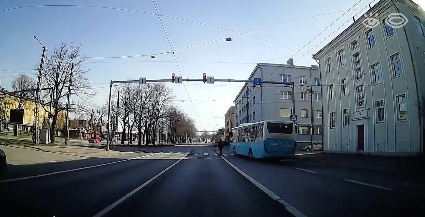 Punase tulega ülekäigurajale sõitnud buss