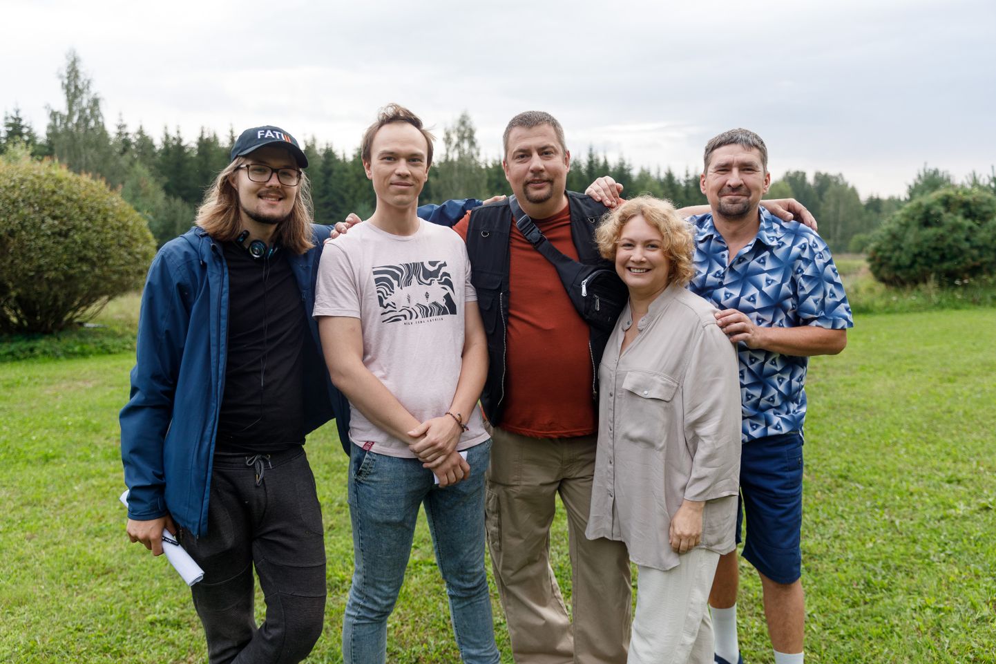 Seriāla "Fati" režisors Edvards Mikāls (no kreisās) kopā ar uzņemšanas grupas dalībniekiem.