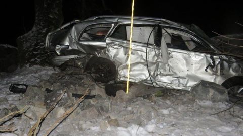 Фото: машина вылетела с дороги и врезалась в каменную ограду, водитель умер в больнице 