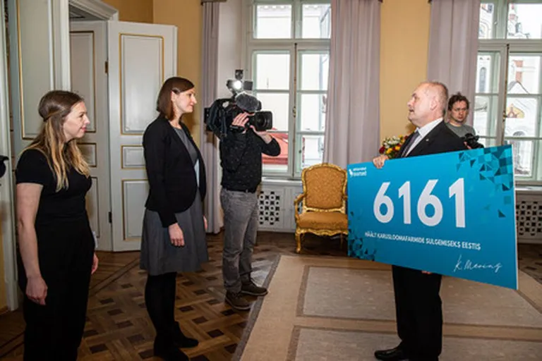 Nähtamatud Loomad esitas riigikogu esimehele üle 6000 digiallkirja kogunud petitsiooni karusloomafarmide keelustamiseks Eestis.