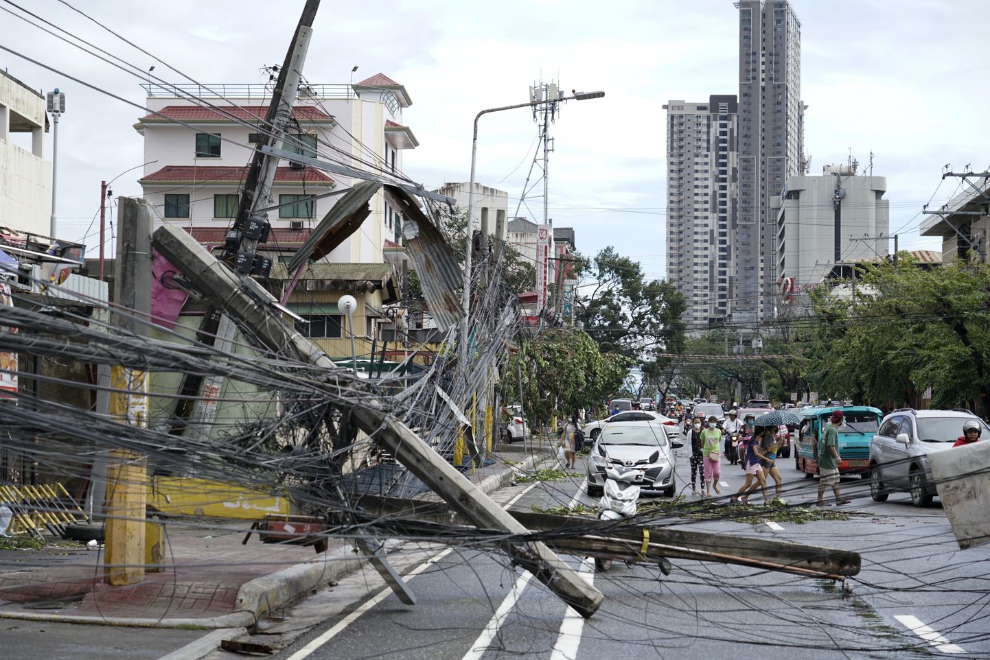 Taifuunist räsitud elektriliinid Cebu linnas, Filipiinide keskosas.