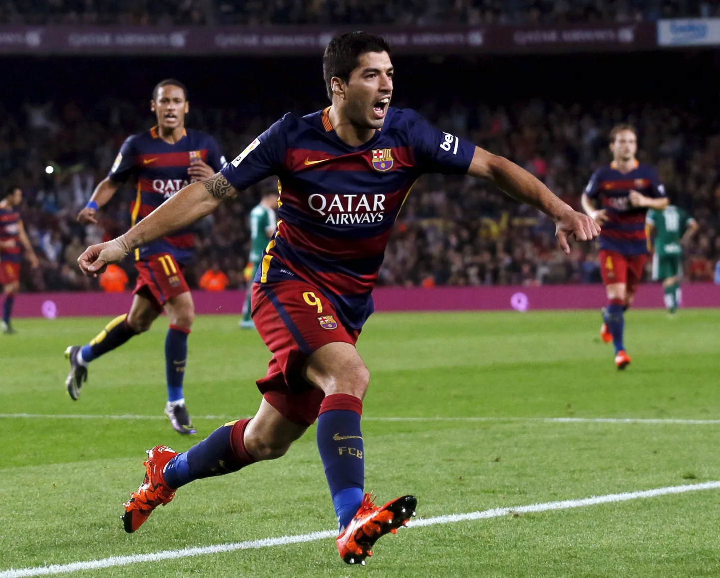 Luis Suarez tähistamas Eibari vastu löödud väravat.