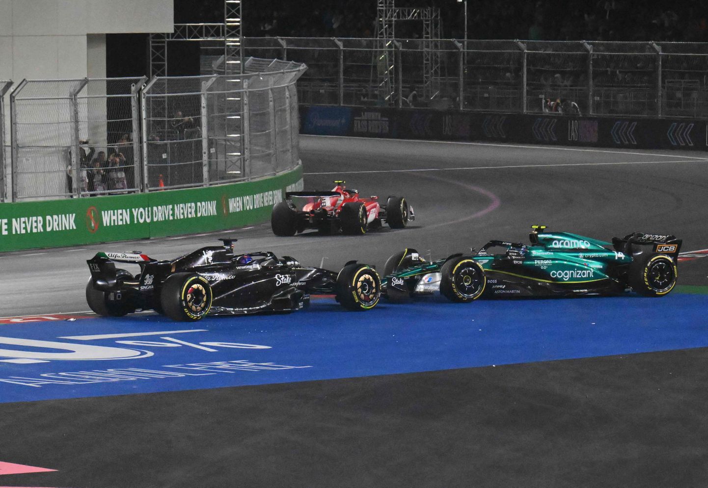 Alfa Romeo (edaspidi Sauberi) sõitja Valtteri Bottas (vasakul) põrkas Las Vegase GP-l kokku Fernando Alonso juhitud Aston Martini vormeliga.