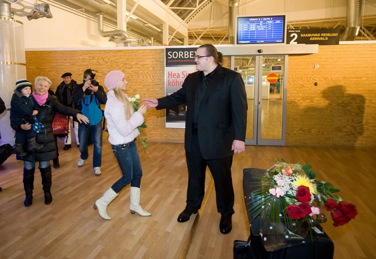 Sumomaadleja Barutot ehk Kaido Höövelsoni oli Tallinna sadamas tervitamas ka abikaasa Jelena, kes saabus Eestisse juba laupäeval.