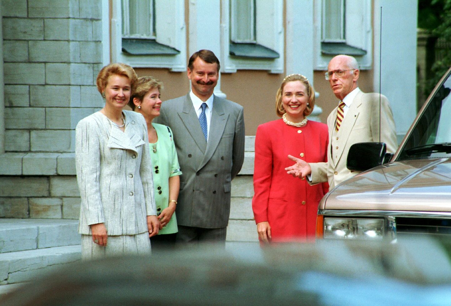 8. juuli 1996, Hillary Clintoni visiit Eestisse. Vastuvõtt Kadrioru lossi ees. Pildil vasakult Helle Meri, Kristi Kallas, Siim Kallas, Hillary Clinton, Lennart Meri.