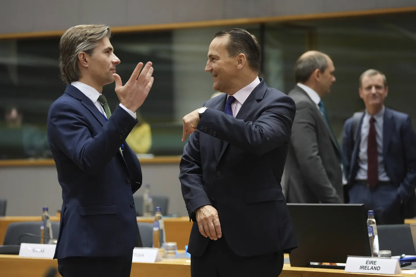 Leedu välisminister Kęstutis Budrys (vasakul) ja tema Poola kolleeg Radosław Sikorski esmaspäeval Brüsselis korraldatud Euroopa Liidu välisministrite ümarlaual.