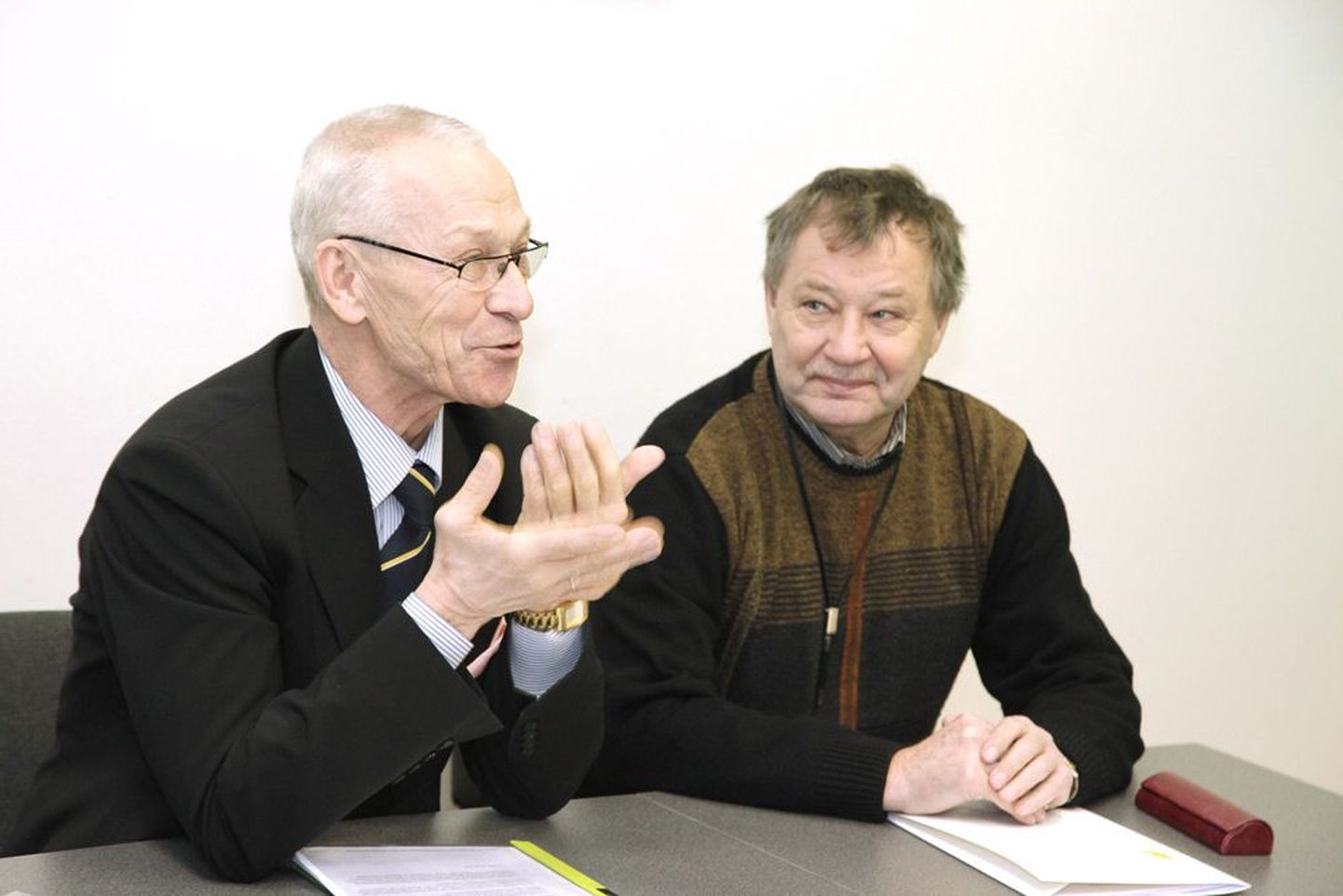 Riiklik lepitaja Henn Pärn (vasakul) ja tema nõunik Raivo Paavo hetk enne õpetajate palgatõusu arutelu algust.