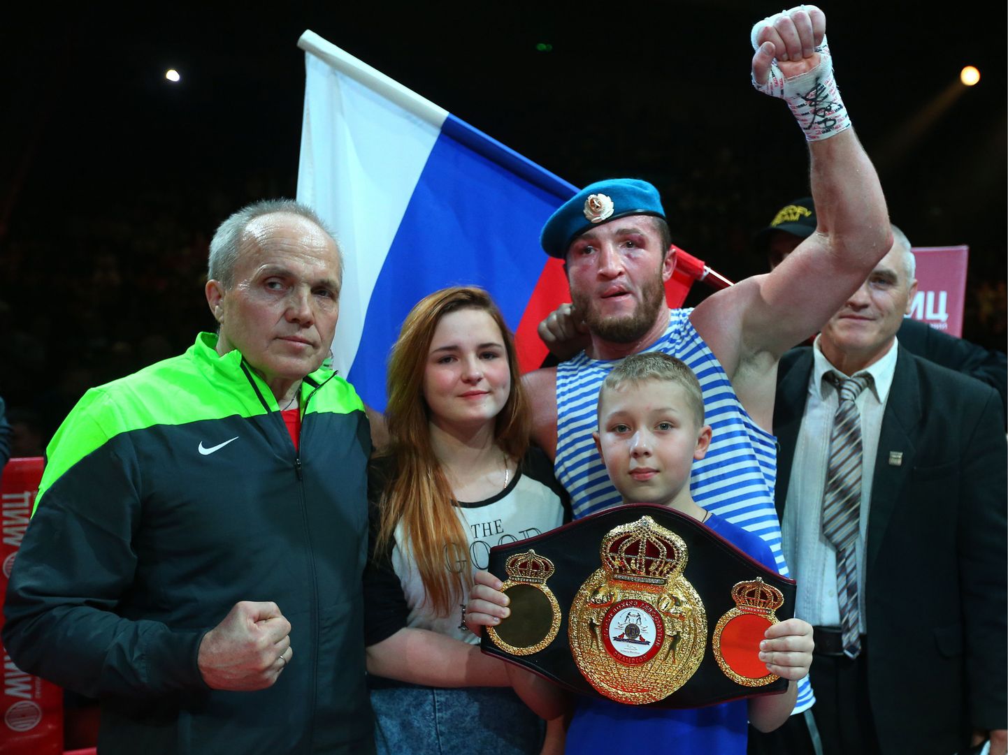 Денис Лебедев после боя с французом Йоури Каленга (рядом - дочь и племянник).