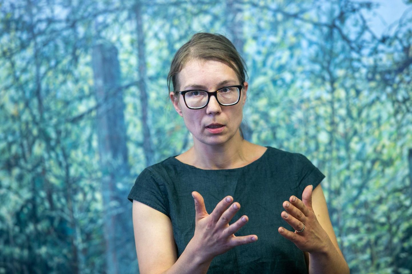 Jane Remmi maalinäitusel “Kännud” Rakvere Galeriis avab mets vaatajale nii oma hingelise kui ka teaduspõhise külje.