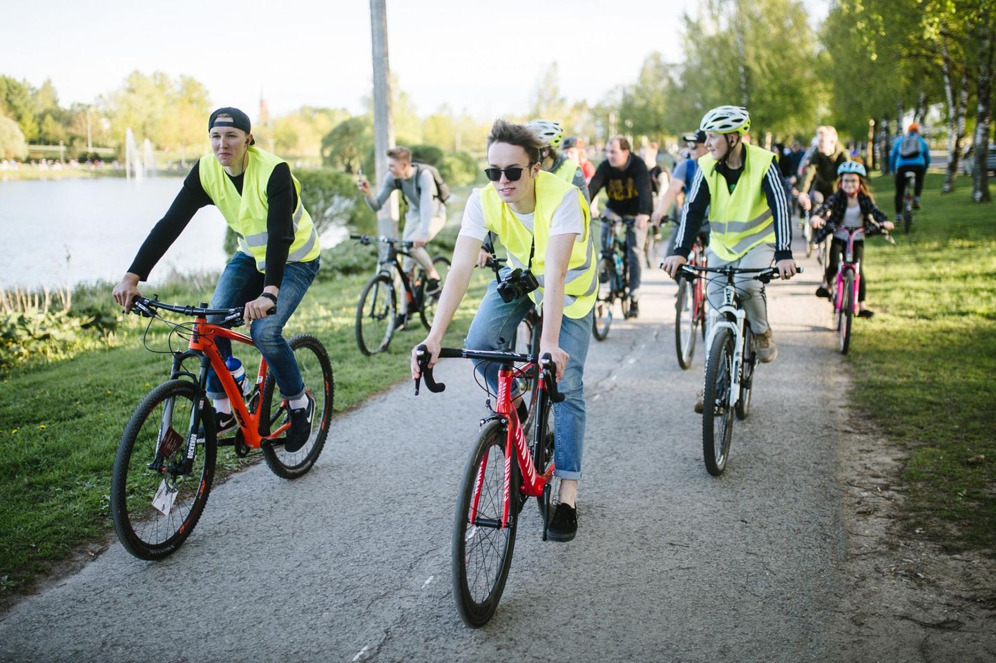 Viljandi gümnaasiumi õpilasesindus korraldab igal kevadel jalgrattasõitu «Velokulg». Õpilasesinduse liikmed Erki Laanemäe ja Robin Koovit (esiplaanil) möödunud aasta «Velokulul».