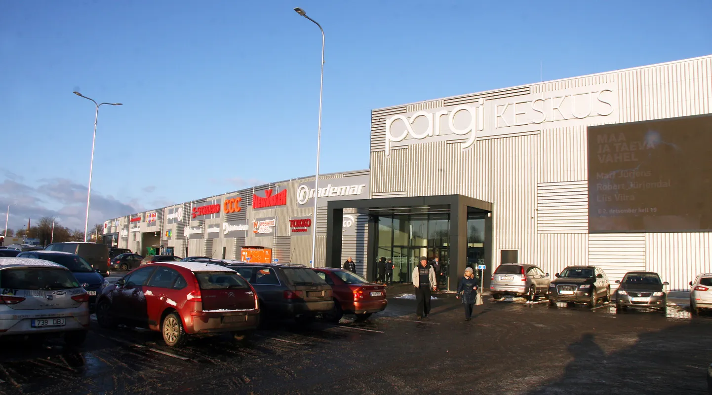 Novembri lõpus avatud Pargi keskuses on algul kavandatust valmis vaid kaubanduse ja teeninduse pool. Nüüd ootavad järge ujula, jäähall ja hotell.