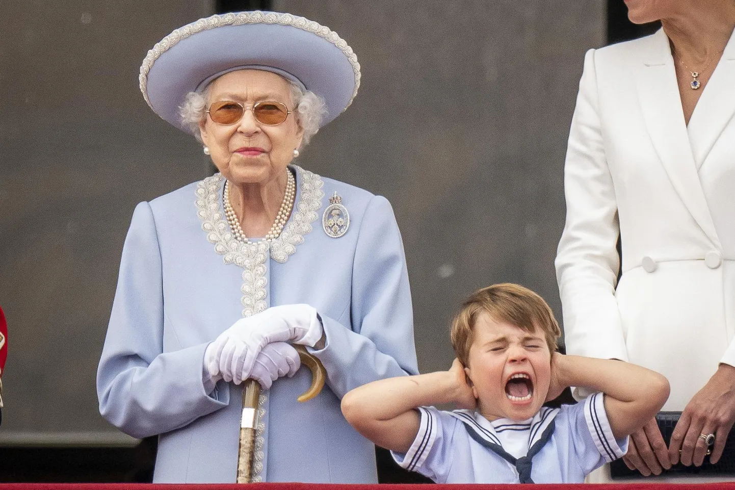 Kuninganna Elizabeth II ja emotsionaalne prints Louis, kes vahepeal hirmsa müra tõttu kõrvu kinni hoidis, Buckinghami palee rõdul õhuvägede ülelendu vaatamas. Printsi kõrval seisid hertsoginna Catherine ja printsess Charlotte.
