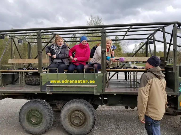Enne roni, siis mõtle! Reisiseltskond on juba Adrenaatori sõjaväeauto kasti roninud ja küünitab sealt intervjueerima seikluse korraldajat Imre Poomi.