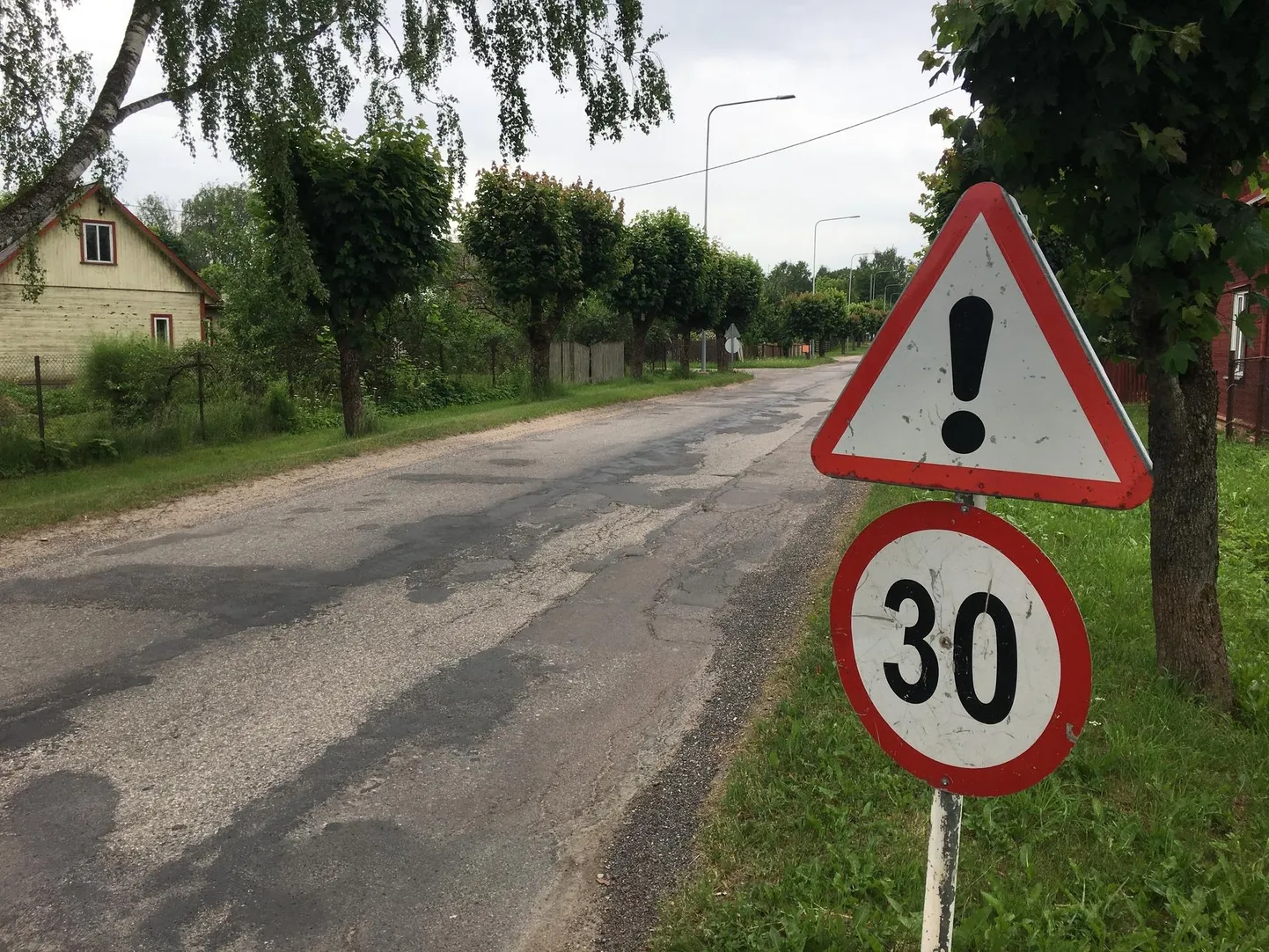 Kogu Lõuna tänava ulatuses on kehtestatud kiiruspiirang ning liiklejaid hoiatavad ohumärgid.
