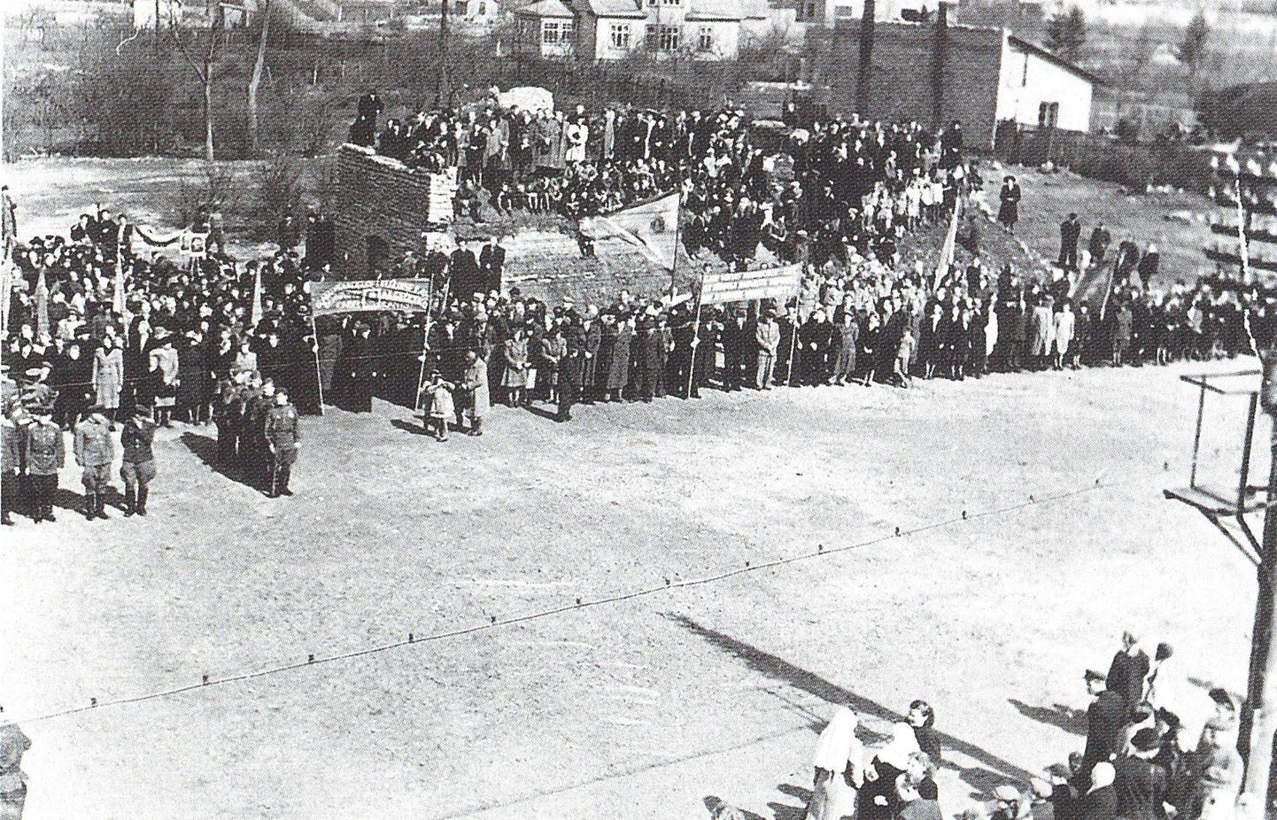 Kuni 1966. aastani peeti Rakveres miitinguid ja korraldati rongkäike Tallinna ja J. Barbaruse tänava nurgale jäänud Võidu väljakul, kuhu hiljem ehitati parteimaja.