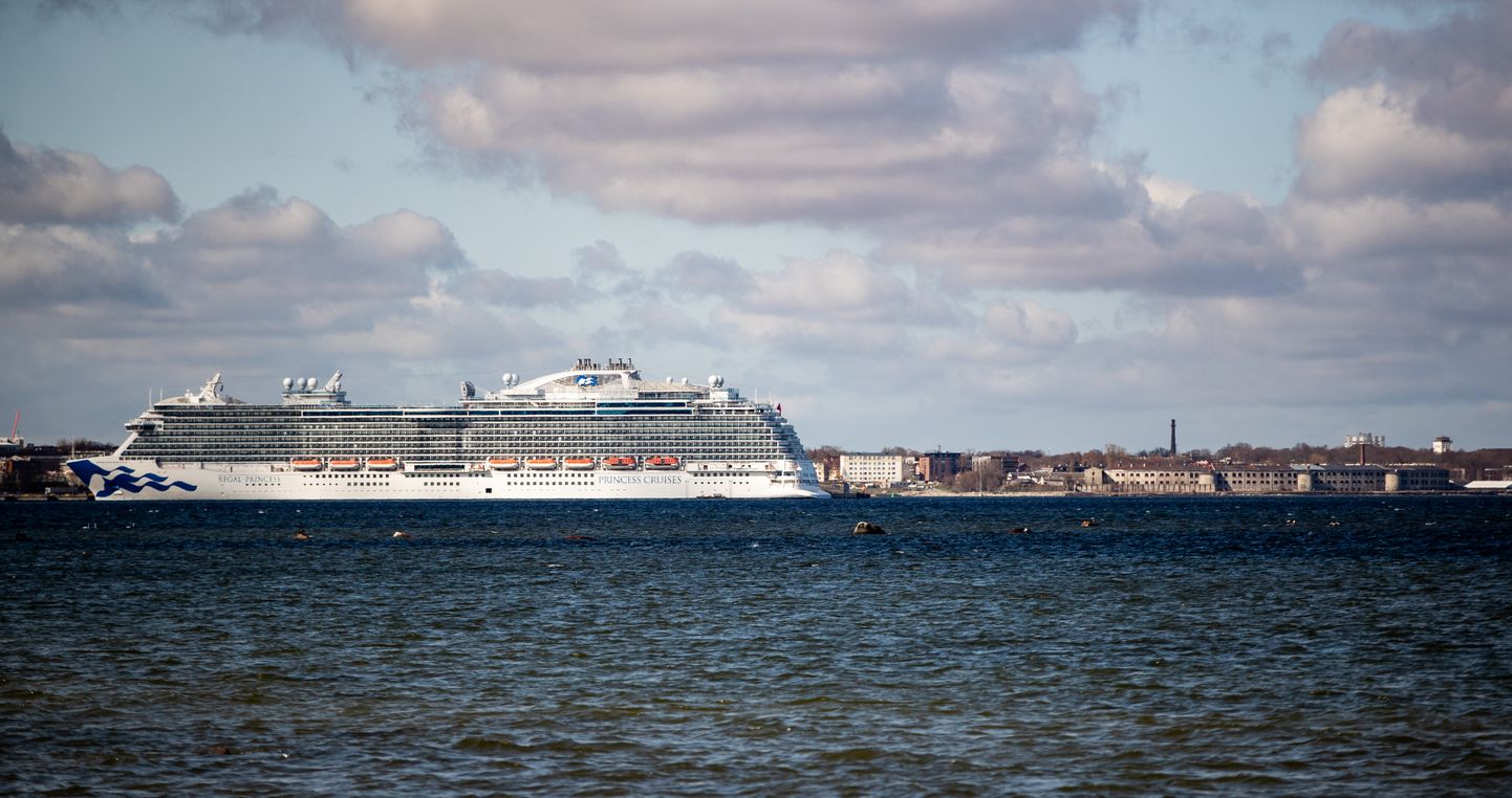 2018. aastal Tallinna külastanud ristluslaev Regal Princess ootab nüüd turismi taastumist Küprose väikesadama Moni reidil.