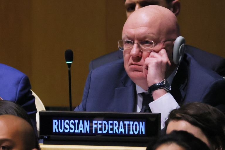 Постоянный представитель РФ при ООН Василий Небензя слушает выступления во время специальной сессии Генассамблеи ООН, где осуждаются новые аннексии Путина. Позицию РФ разделяют лишь несколько диктатур. Нью-Йорк, 10 октября 2022 года.
