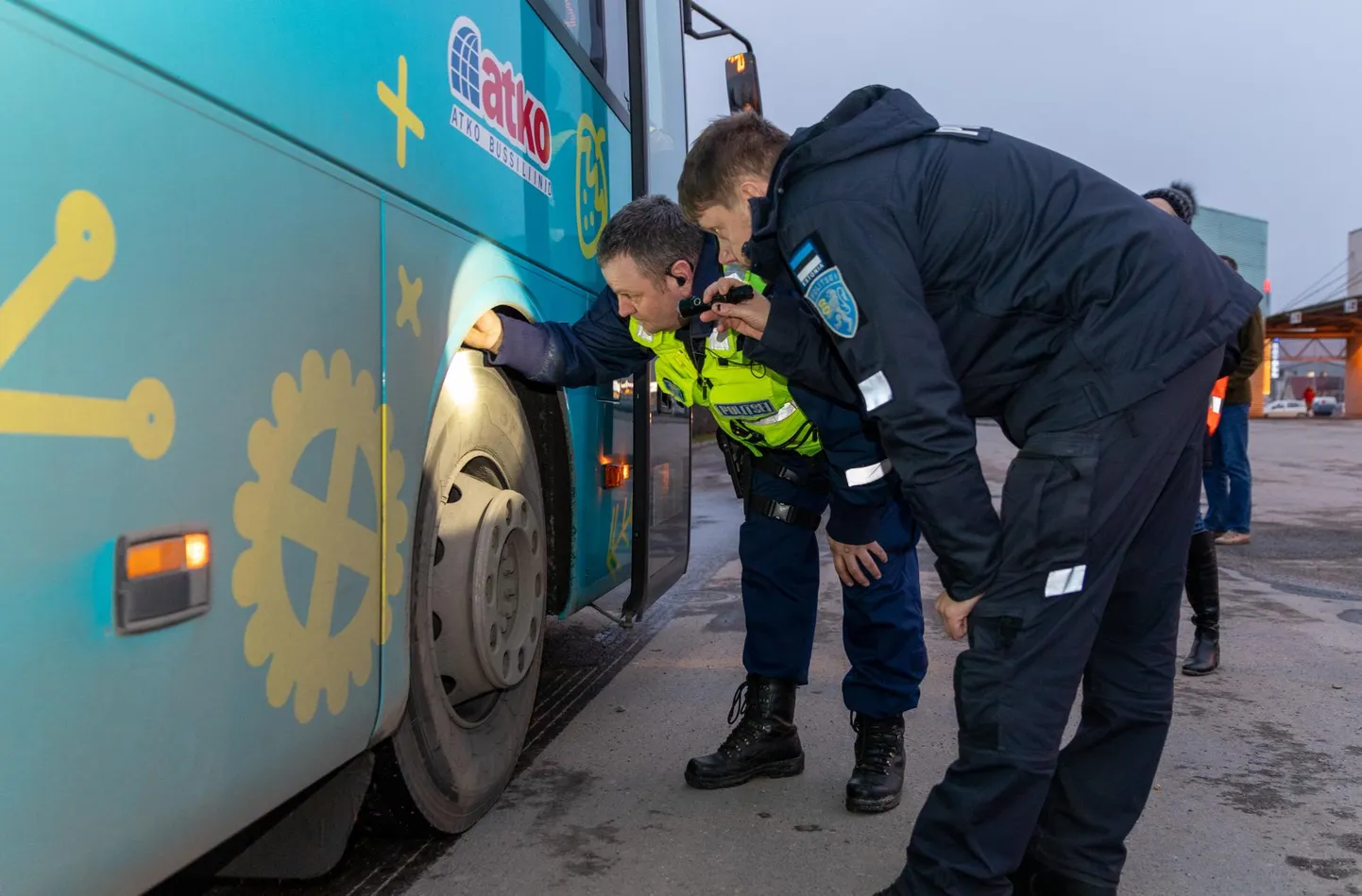 Eelmisel aastal leiti reidi käigus vaid kaks kulunud rehvidega bussi. Sel aastal oli neid kuus. Pildil politseinikud Jüri Eek (esiplaanil) ja Andrus Pulst möödunudaastasel kontrollkäigul.