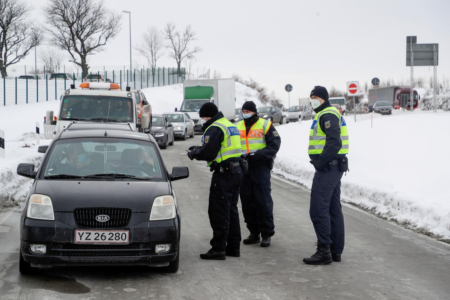 Tšehhist tulevate autode piirijärjekord Breitenau lähedal. Saksamaa on üks kuuest riigist, keda Euroopa Komisjon ühisturu takistamise pärast korrale kutsub. 