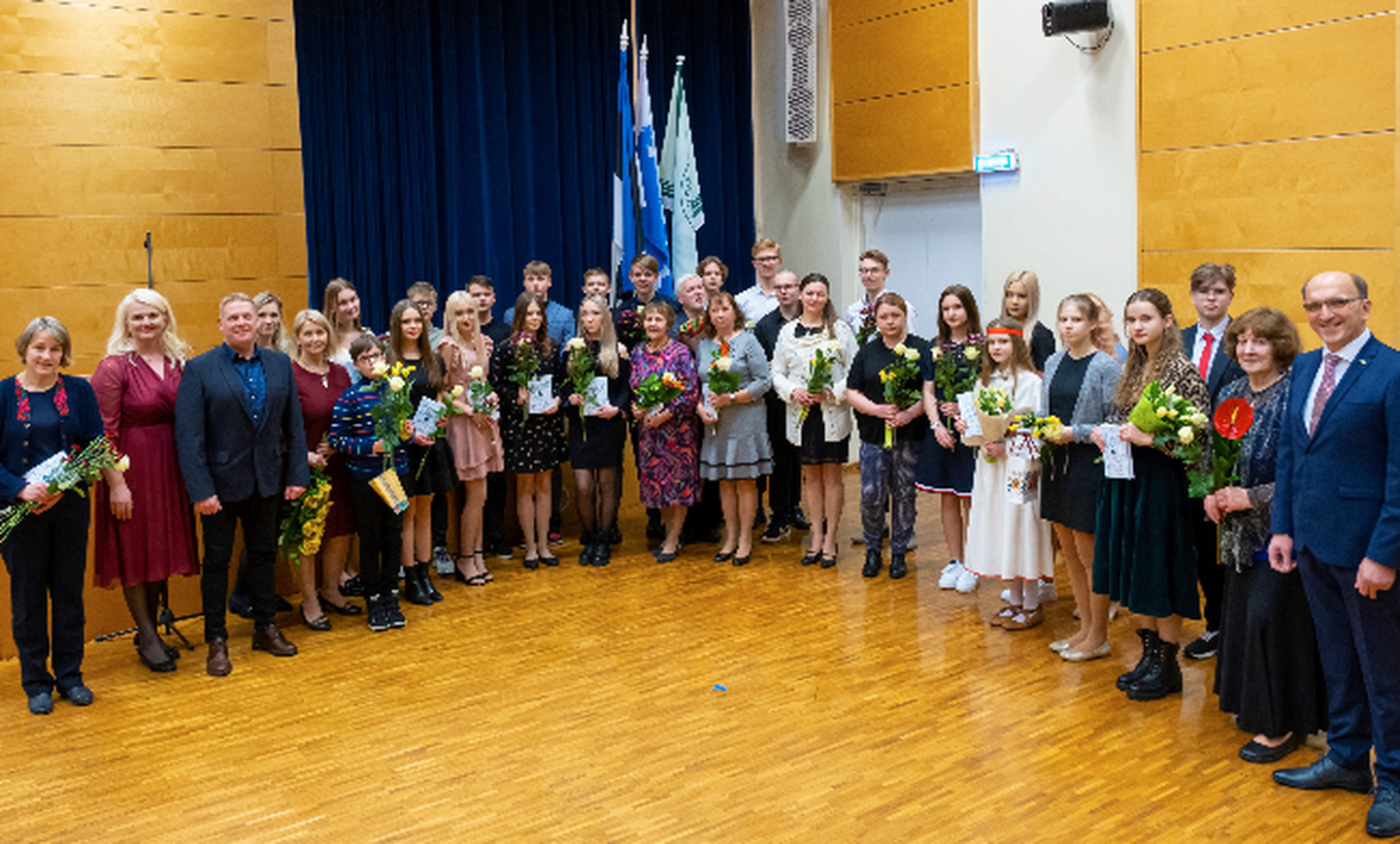 Tunnustuse saanud õpilased ja õpetajad koos Räpina vallavolikogu esimehe Peeter Sibula (paremal) ja vallavanem Enel Liiniga (vasakult teine).