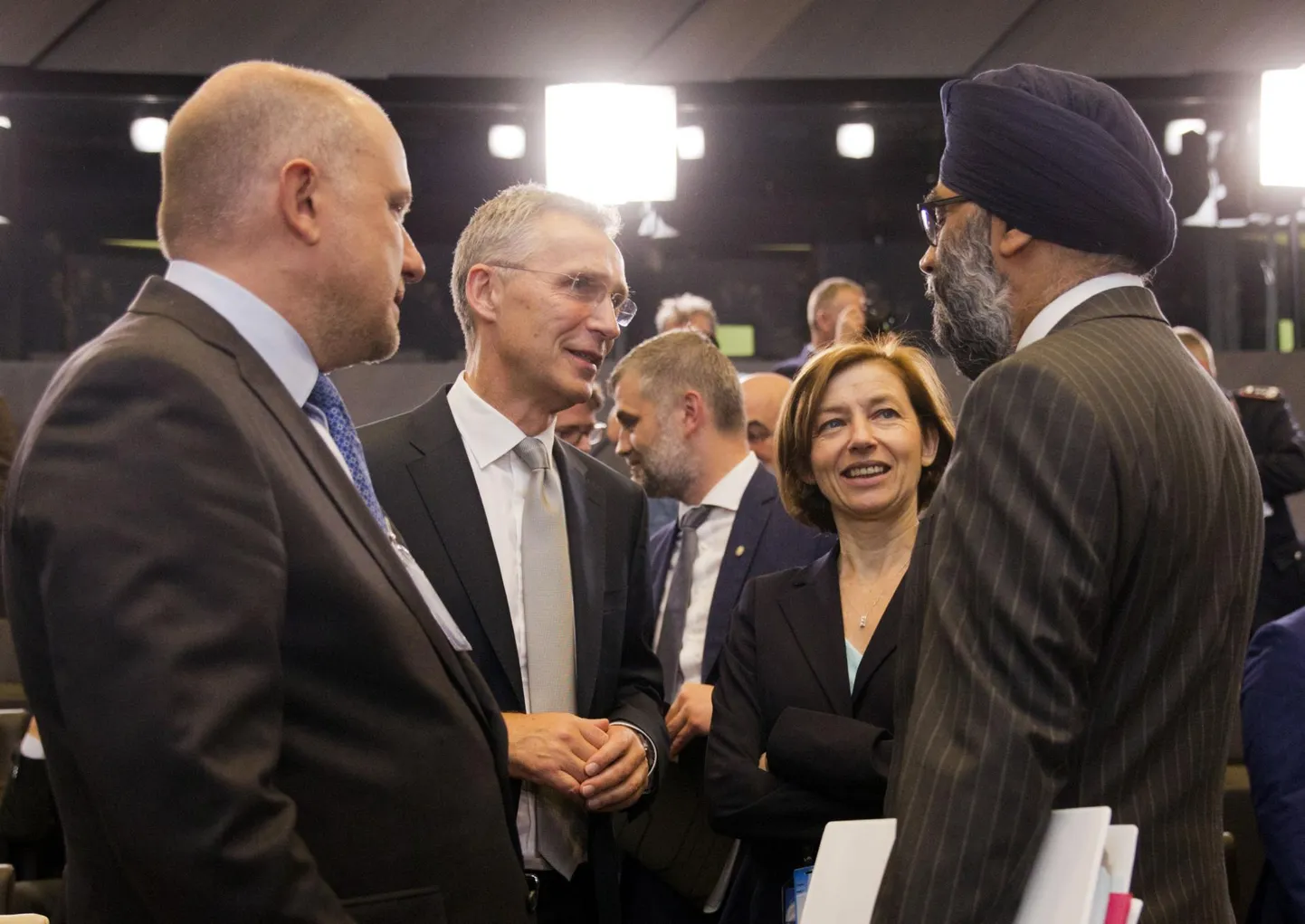 Jüri Luik, NATO peasekretär Jens Stoltenberg, Prantsuse kaitseminister Florence Parly ja Kanada kaitseminister Harjit Singh Sajjan sel nädalal Brüsselis peetud kohtumisel. Stoltenbergi ja Parly vahel taustal on näha ka kaitseministeeriumi kaitsepoliitika asekantslerit Kristjan Prikki.