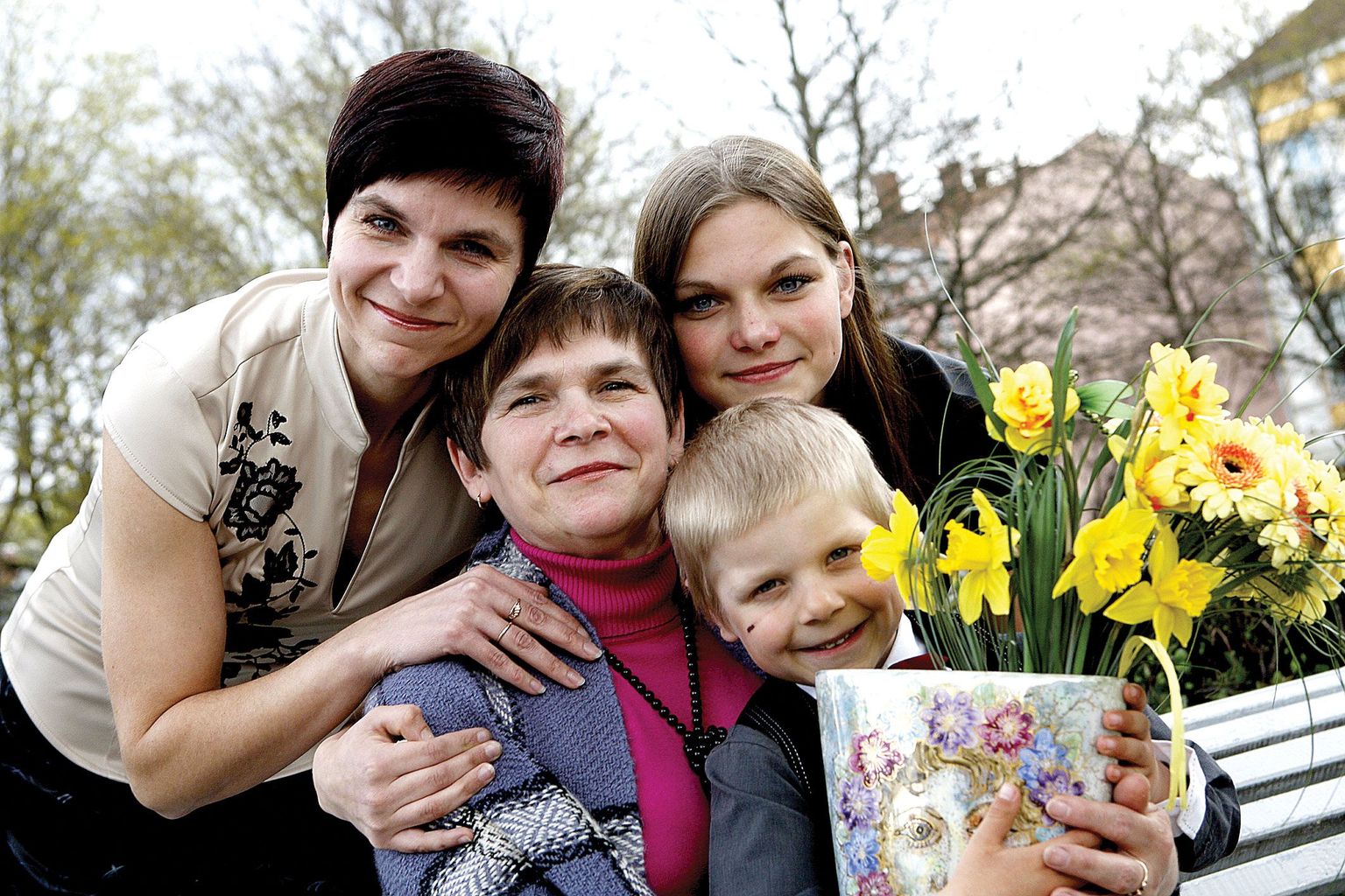 Nooruslik Tiiu Sults rõõmustas aasta ema tiitli üle koos kahe tütre, Kaidi Tugedami (vasakul) ja Leele Sultsiga. Vanaema auhinnavaasi, millele maalitud 11 lilleõit tähistavad Tiiu Sultsi ühtteist last, hoiab viieaastane Rikojan Tugedam.