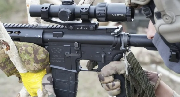 UAR 15 relvadisain on Colt'i õnnestunud lahendus, mida täna enam ükski patent ei kaitse. Nüüd on Ukrainas käima pandud ka relvaraudade tootmine nende jaoks.