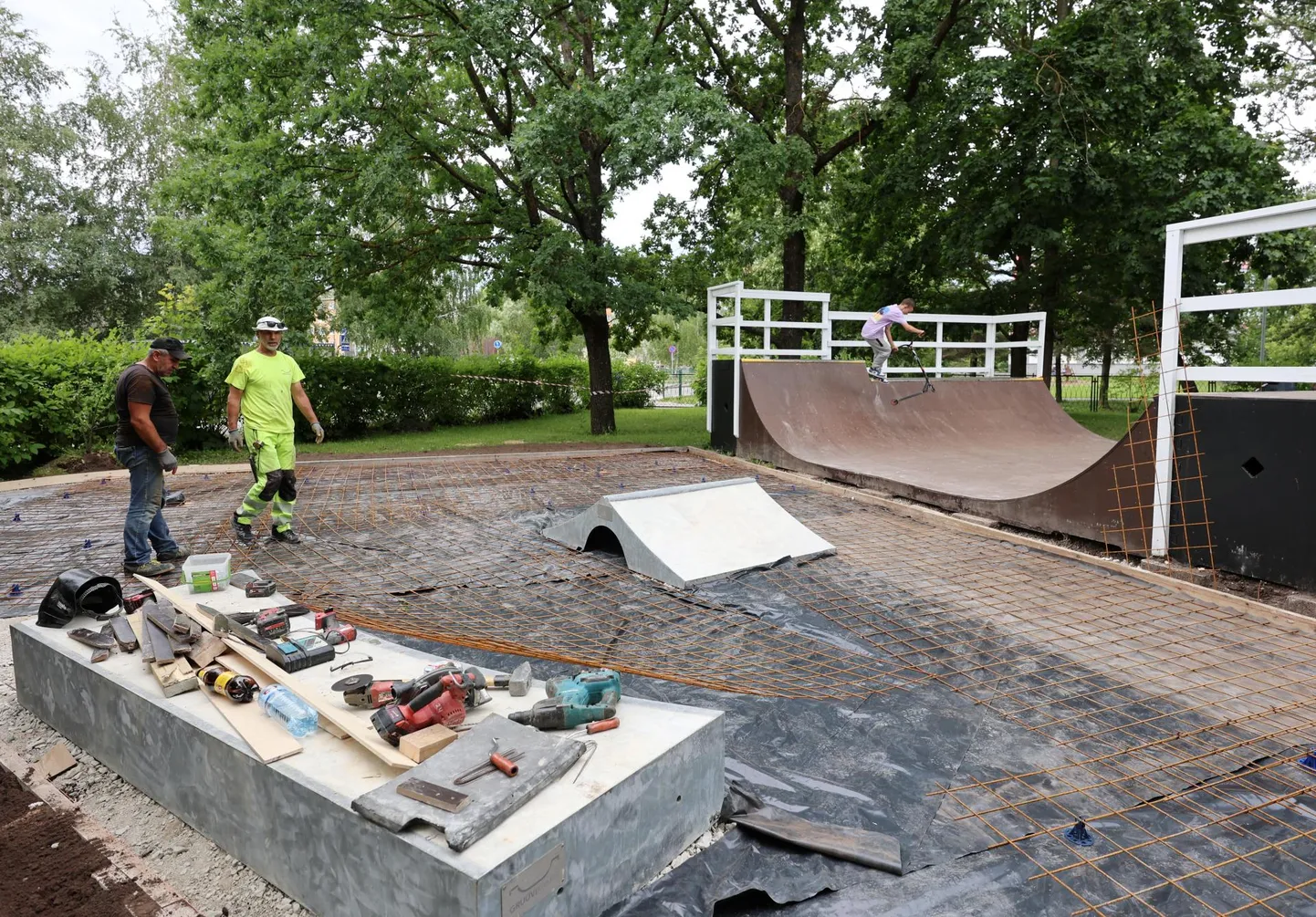 Anne noortekeskuses käis eile töö rulapargi laiendamiseks. Taamal on noor trikirattur, kes näitas pildi elavdamiseks oma oskusi. Ehituse ajal rulapark kasutajatele aga lahti ei ole, noored saavad töö kulgu seal vaid jälgida.