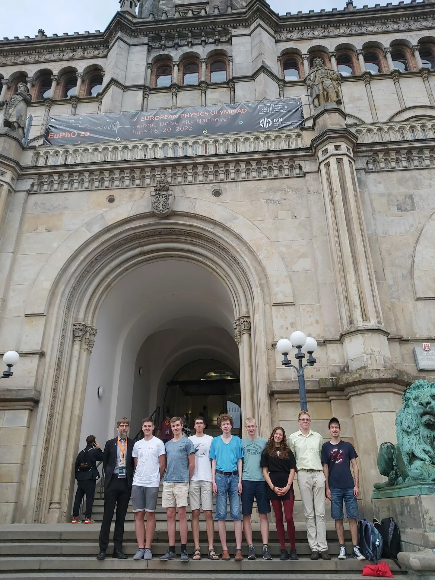 Eestlaste laiendatud delegatsioon Euroopa füüsikaolümpiaadil Leibnizi ülikooli ees. Seisavad (vasakult) EuPhO president Jaan Kalda, leedukas Tomas Babelis (peab oma õpetajaks professor Jaan Kaldat), Ralf Robert Paabo, Siim-Erik Viiding, Kristjan-Erik Kahu, Siim Saarse, Saskia Põldmaa, juhendaja Oleg Košik, rumeenlane Vlad Stefan Oros (olümpiaadi absoluutne võitja).