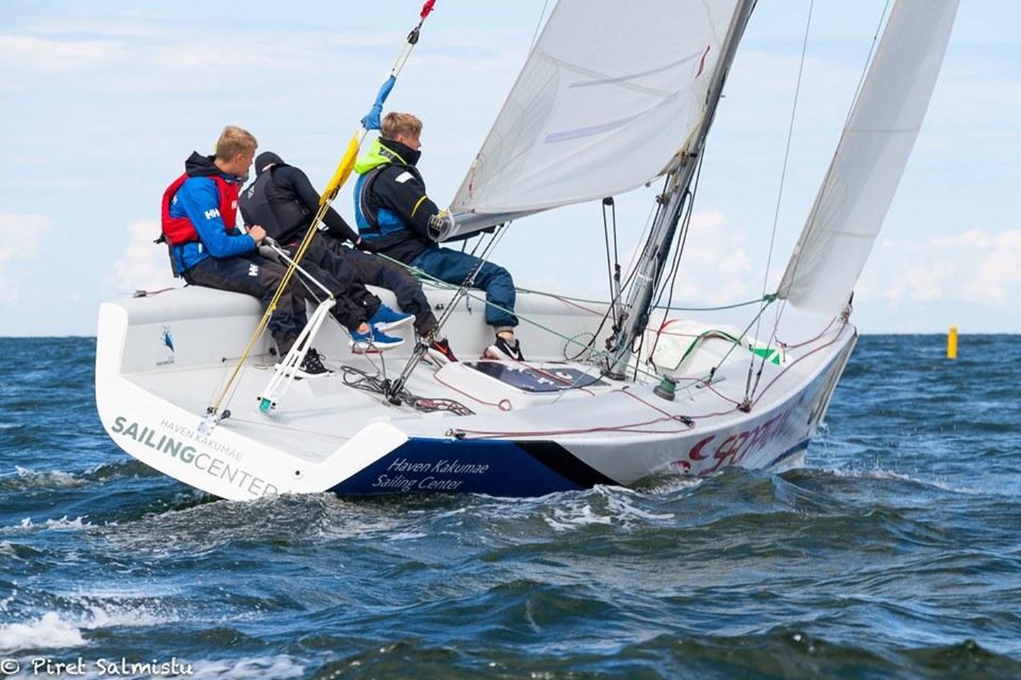 Pärnu jahtklubi purjespordikooli kasvandiku Keith Luuri meeskond seilas purjetamisliiga sarjas noorte konkurentsis kulla vääriliselt.