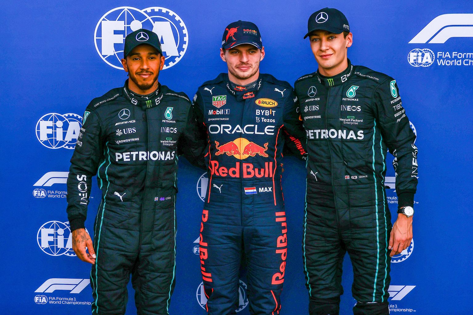 Mehhiko GP kvalifikatsiooni võitja Max Verstappen (keskel), teine oli George Russell (paremal) ja kolmas Lewis Hamilton (vasakul).