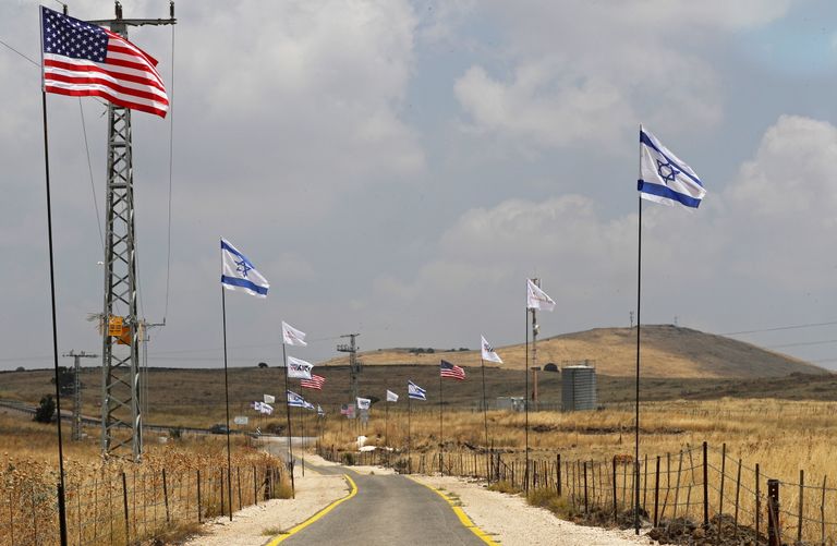 Iisraeli ja USA lippudega palistatud tee okupeeritud Golani kõrgendikel, mis viib tulevas Donald Trumpi nime kandva asunduseni.