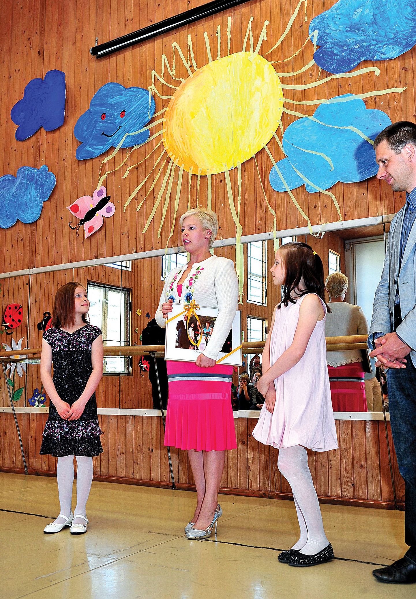 Evelin Ilves annab üle noore sportlase preemia Naomi Charlotta Anderssonile (paremal) ja Nanette Christine Anderssonile.